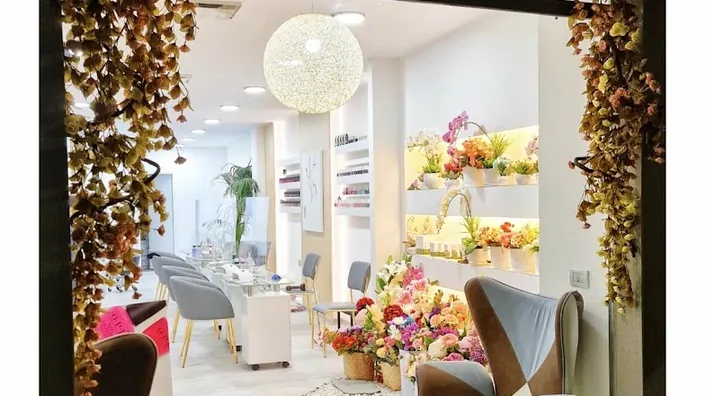 Nail salon 68