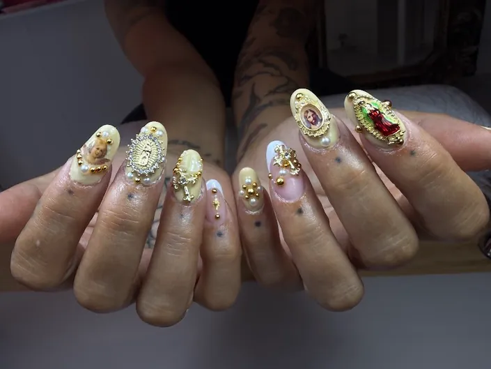 NAILS ANDO